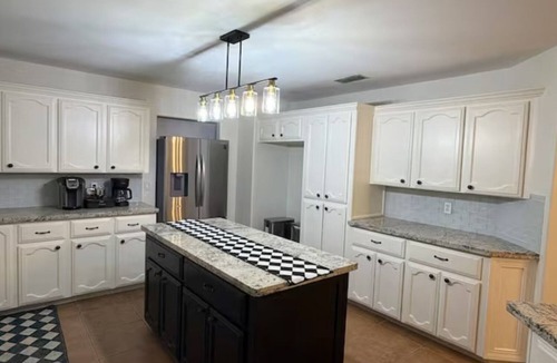 Palmhurst House | Spacious 5-bedroom 3.5 bath home on 1/2 an acre in Mission. Pet friendly.