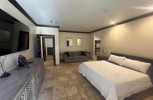 Laveen Village Villa | Spacious 5-bedroom farmhouse in Laveen with AC