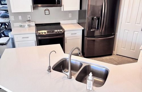 Val Vista Lakes House | Spacious 5 bedroom home with pool and games.