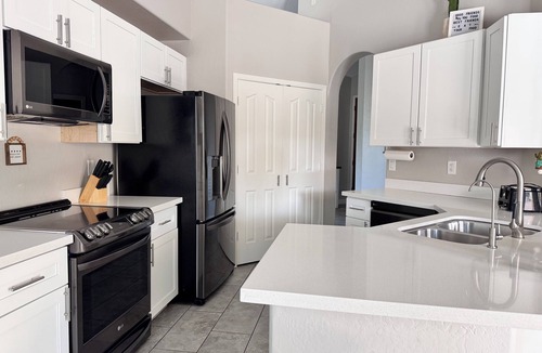 Val Vista Lakes House | Spacious 5 bedroom home with pool and games.