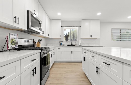Alhambra House | Spacious 5 Bedroom Home with large kitchen in the Heart of Central Phoenix ☀️