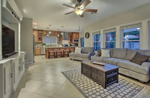Gilbert House | Spacious 5-bedroom house with Heated & Cooled Pool, Hot Tub & Movies!