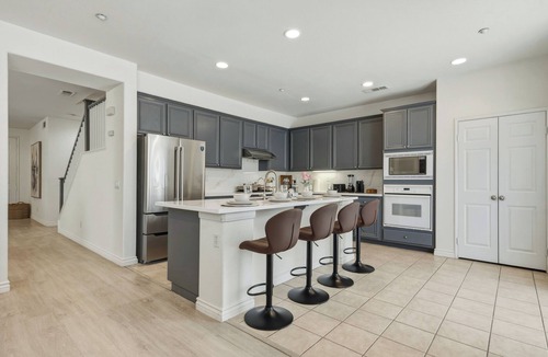 Fontana House | Spacious 6-bedroom house in peaceful Fontana with AC