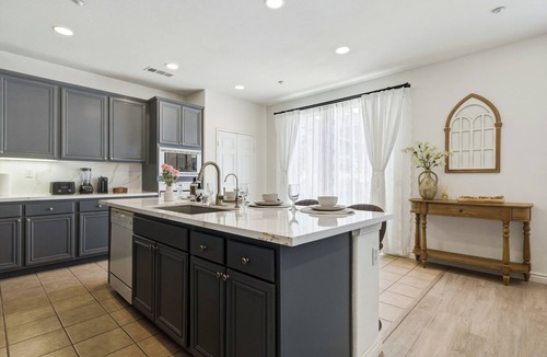 Fontana House | Spacious 6-bedroom house in peaceful Fontana with AC