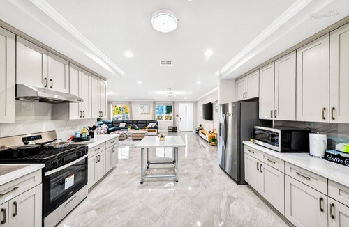 Bassett House | Spacious 6BR Stay + Parking + Near DTLA #TravelSGV