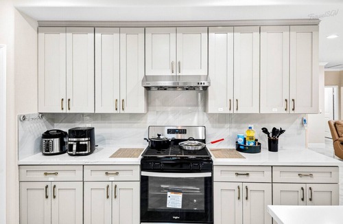 Bassett House | Spacious 9BR Home + Parking + Near DTLA #TravelSGV