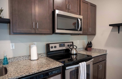Palmhurst Apartment | Spacious Apartment Near Mayo Clinic – Free Parking!