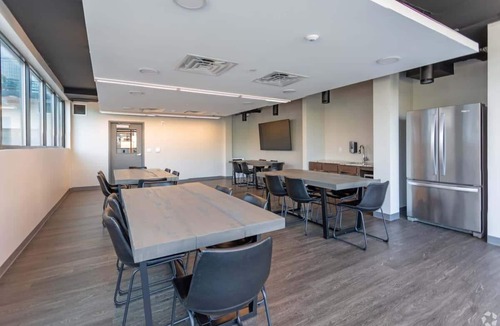 Palmhurst Apartment | Spacious Apartment Near Mayo Clinic – Free Parking!