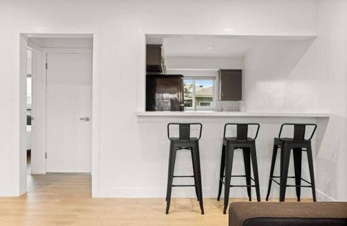 Lamanda Park Apartment | Spacious Apt w/1BR - City Center
