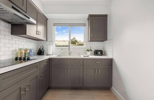 Lamanda Park Apartment | Spacious Apt w/1BR - City Center