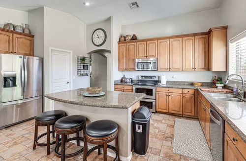 San Tan Valley House | Spacious Backyard! Family Haven in San Tan Valley