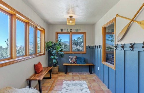 Tehachapi Cabin | Spacious Family Cabin w/Hot Tub & Mountain Views