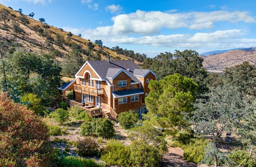 Tehachapi Cabin | Spacious Family Cabin w/Hot Tub & Mountain Views