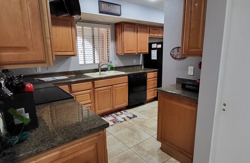 Chandler House | Spacious golfers retreat with free guest pass!