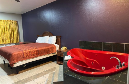 Edinburg Hotel | Spacious hotel suites with one king bedroom and one drawing room with Wi-Fi, AC.