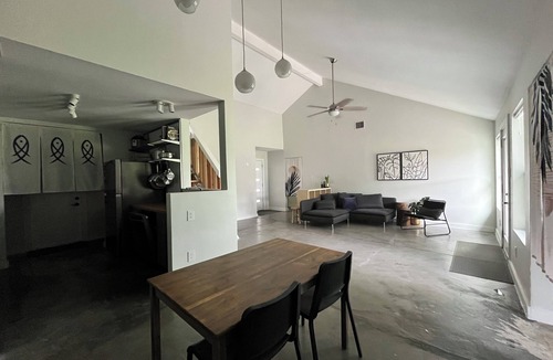 Edinburg House | spacious, modern house in a tranquil, tree-lined neighborhood