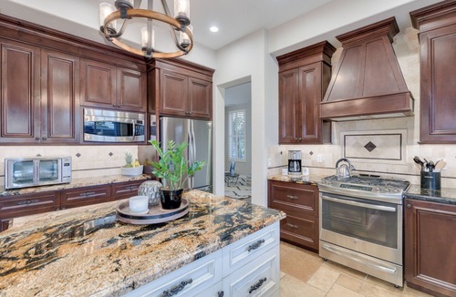 Arrowhead Ranch House | Spacious N. Glendale Retreat/5BR/Htd Pool & Hot Tub/Greenbelt Views/Central Loc