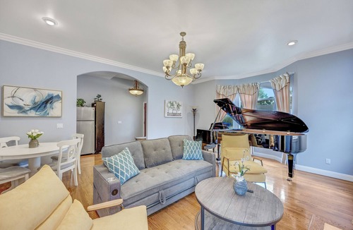 East Pasadena House | Spacious Pasadena home Near Cal Tech & Old Town