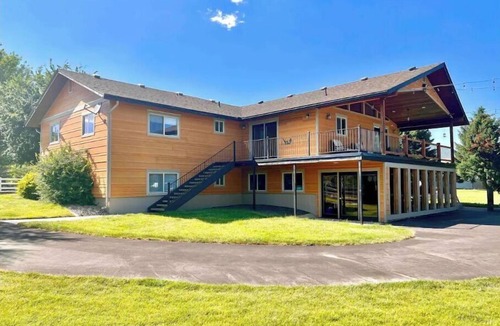 Post Falls House | Spacious Poolside Home - perfect for retreats & all types of family gatherings.