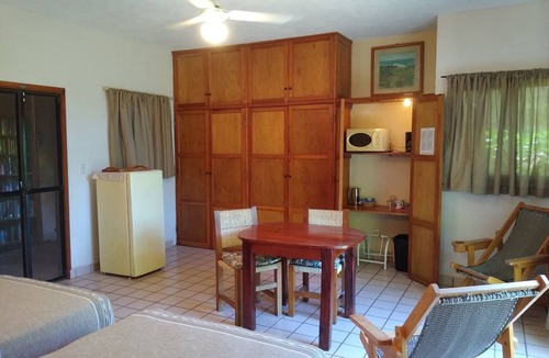 Zihuatanejo House | Spacious room in family guesthouse walking distance to La Ropa beach