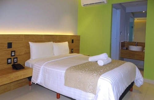Downtown Cancun Hotel | Spacious Stay: 2 King Rooms + Balcony & Central Location for Exploring City Life