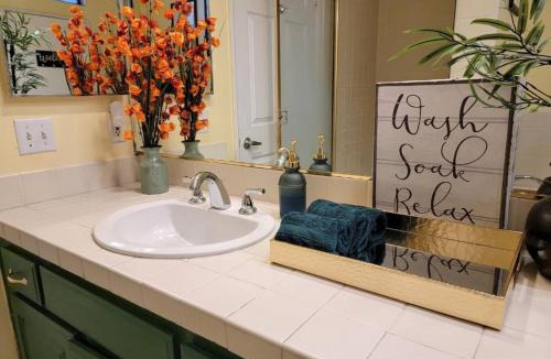 Pico - Robertson Apartment | Spacious studio with two queen beds near Beverlywood 5 minutes to Rodeo Drive