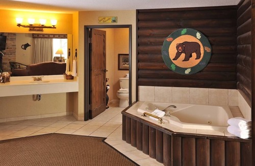 Onalaska Hotel | Spacious Suite | Whirlpool, Pool & Free Breakfast | 4mi to Lake Onalaska