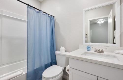 Glendale Apartment | Spacious Two Bedroom Two Bathroom with Free Parking and Cozy Beds