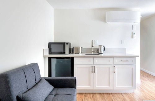 La Crescenta-Montrose House | Spacious Contemporary Private 2-Suite Retreat in La Crescenta-Sleeps 2–4