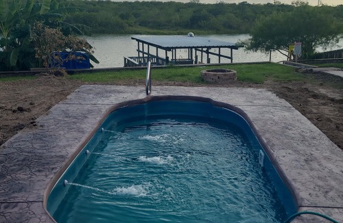 Sebastian Cabin | Sparkling Pool & Waterfront Fishing at Arroyo!