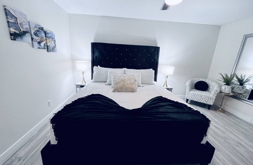 Paradise Valley Village House | Spectacular One Bedroom Guest House