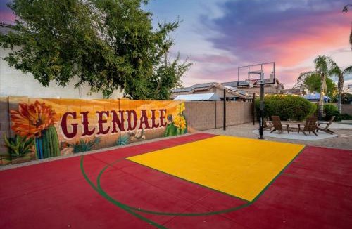 Glendale House | Sport Court Pool Hot Tub Pool Table Fire Pit Games