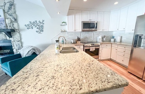 Southside House | ~Spring Ease Sleeps 8 Heated Pool & Shade~