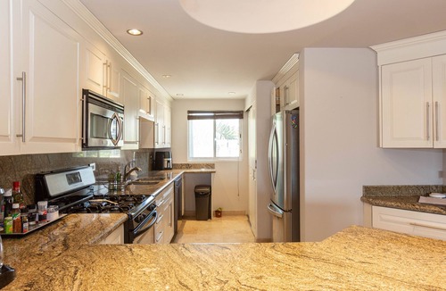 Zona Hotelera Condo | Spring Savings! Chic Beach Condo/Prime San José Hotel Zone Location.