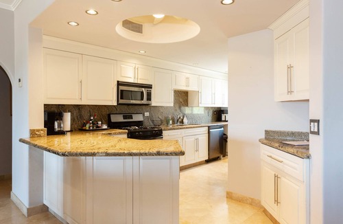 Zona Hotelera Condo | Spring Savings! Chic Beach Condo/Prime San José Hotel Zone Location.