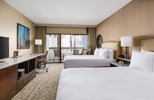 Phoenix Hotel | Standard 2 Queens at Hilton Phoenix Airport - Outdoor Pool & Hiking Options