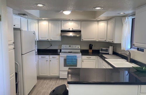 Paradise Valley Village Condo | Stay in Paradise with Everything at your Fingertips!