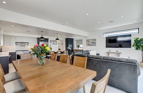 Balboa Peninsula House | Steps 2 Beach and Bay, Roof Top Jacuzzi, Elevator, EV charger, Garage, Brand New