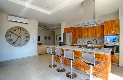 North Hotel Zone Condo | Steps from Beach | Pool + Hot tub + Gym + Balcony