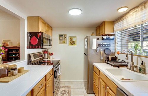 Fashion Square Condo | Steps to Fashion Square! Condo w/Patio & Pool