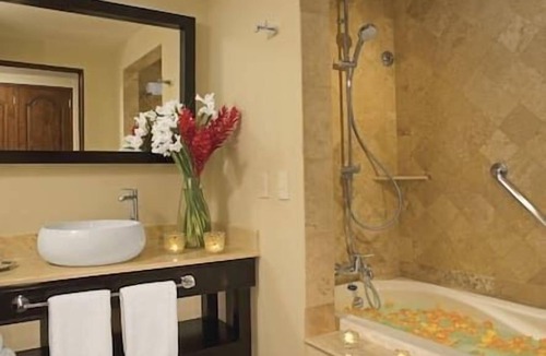 Centro Resort | Studio Sleeps 2 | Beach | Pool | Hot Tub | Concierge | Lux Stay