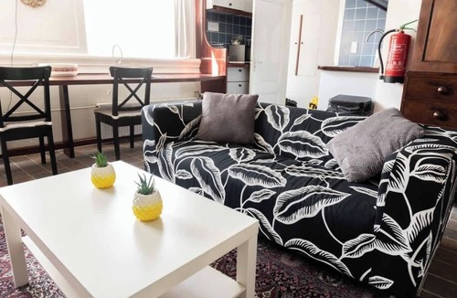 Burgwallen Nieuwe Zijde Apartment | Studio/Souterrain apartment located at Canal!