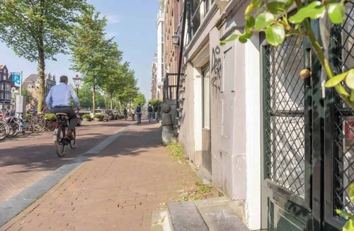 Burgwallen Nieuwe Zijde Apartment | Studio/Souterrain apartment located at Canal!