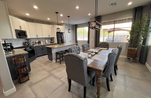 Villago House | Stunning 3 Bedroom Desert Retreat with Pool, Gazebo and Home Gym