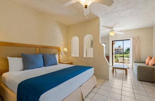 Campo de Golf Fonatur Hotel | Stylish 2BR Condo Steps to Punta Sur Golf Course
