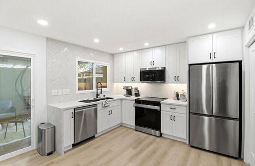 Casa Granada Townhouses Villa | Stylish 2BR w/Pool: Walk to Old Town & Fashion Square