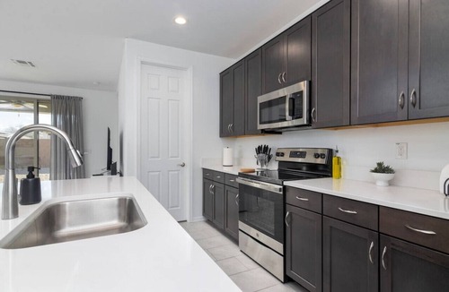 Tamaron House | *Stylish & Bright* King Queen Beds*Backyard*Garage