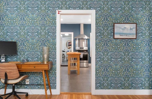 Garfield House | Stylish Downtown Stay | Museums, Stadiums & Zoos