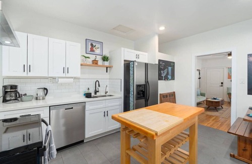 Garfield House | Stylish Downtown Stay | Museums, Stadiums & Zoos