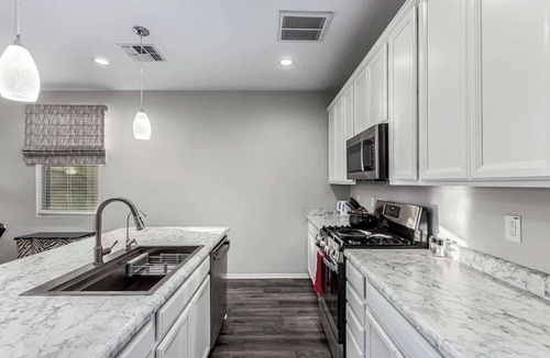 Tamaron House | Stylish Home with Outdoor BBQ & Desert Vibes